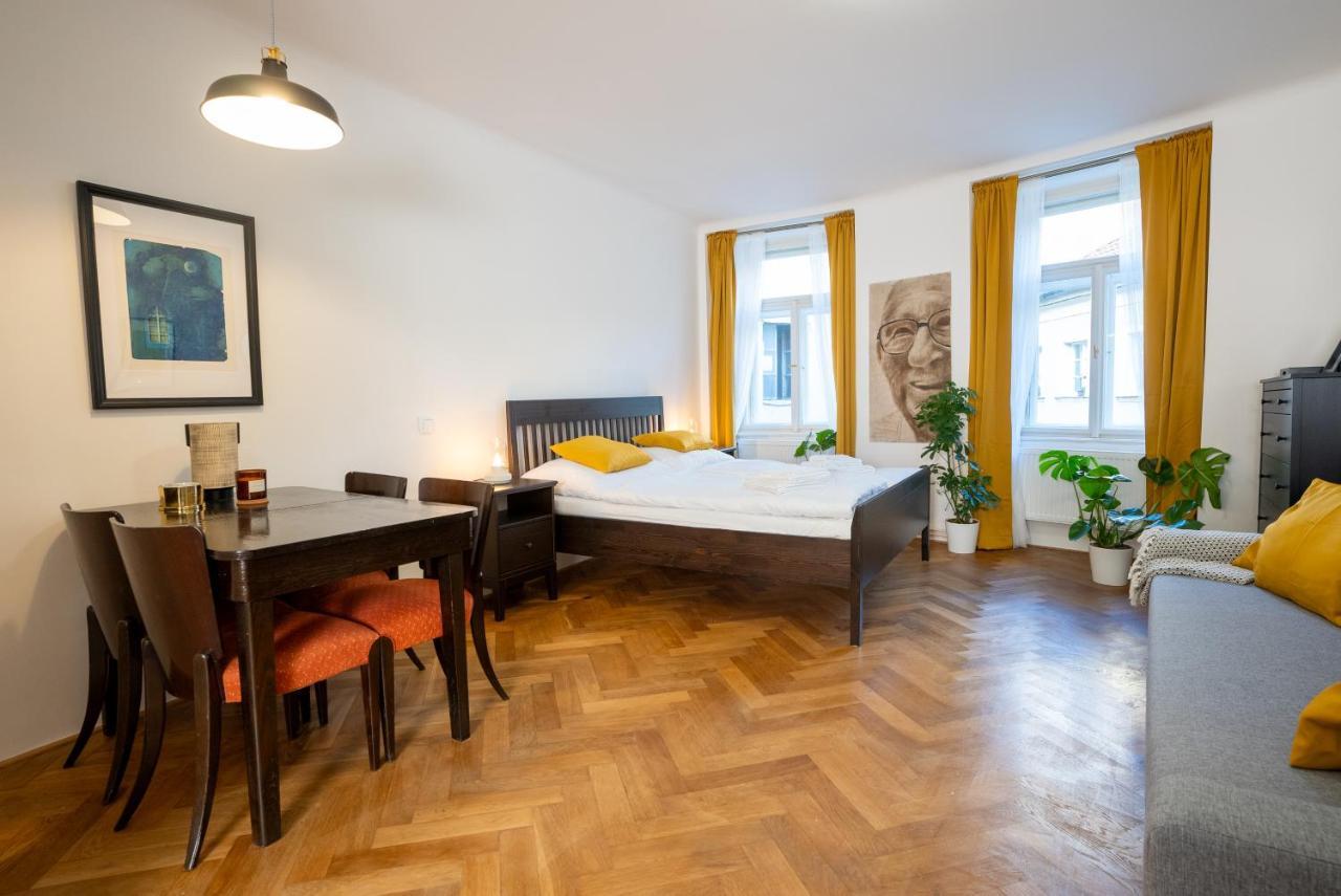 White Wolf House Hostel & Apartments Прага Екстер'єр фото