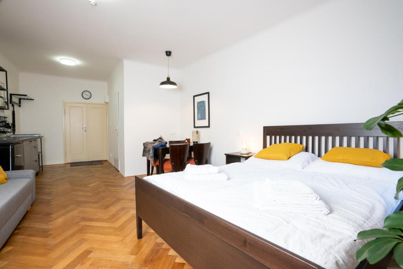 White Wolf House Hostel & Apartments Прага Екстер'єр фото