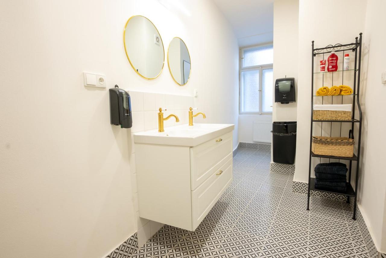 White Wolf House Hostel & Apartments Прага Екстер'єр фото