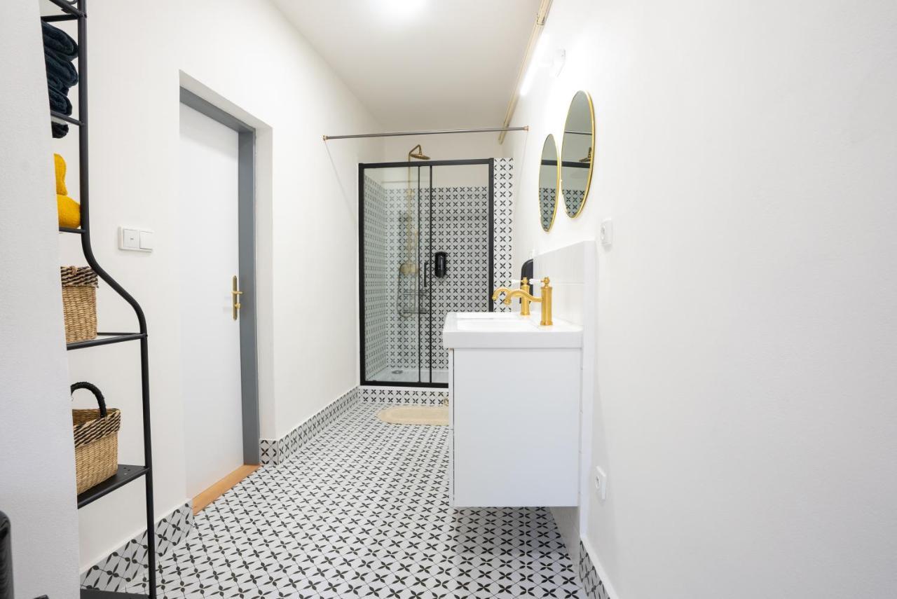 White Wolf House Hostel & Apartments Прага Екстер'єр фото