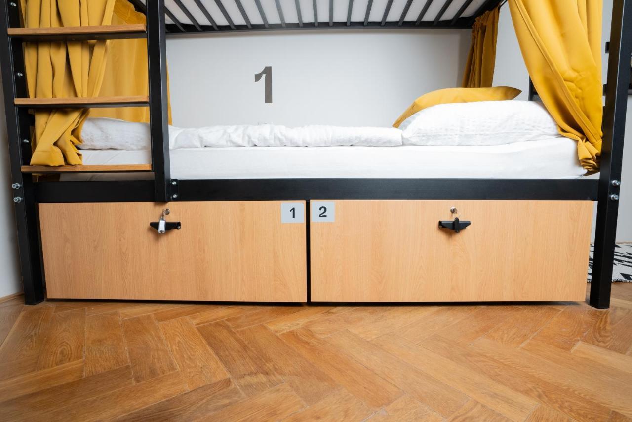 White Wolf House Hostel & Apartments Прага Екстер'єр фото