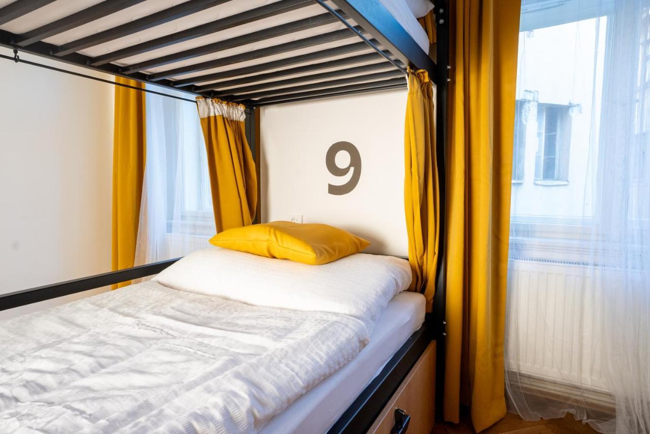 White Wolf House Hostel & Apartments Прага Екстер'єр фото