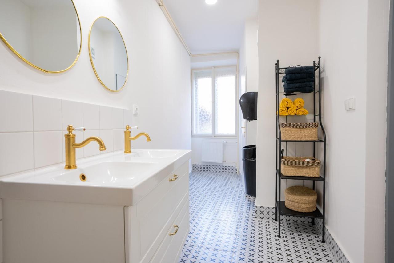 White Wolf House Hostel & Apartments Прага Екстер'єр фото
