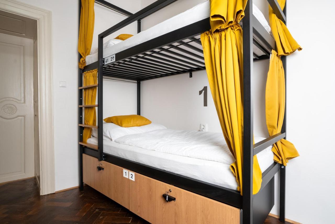 White Wolf House Hostel & Apartments Прага Екстер'єр фото