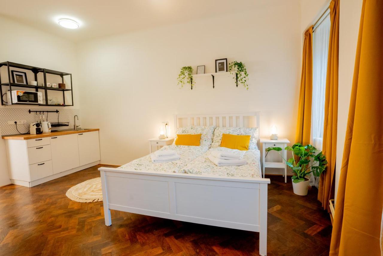 White Wolf House Hostel & Apartments Прага Екстер'єр фото