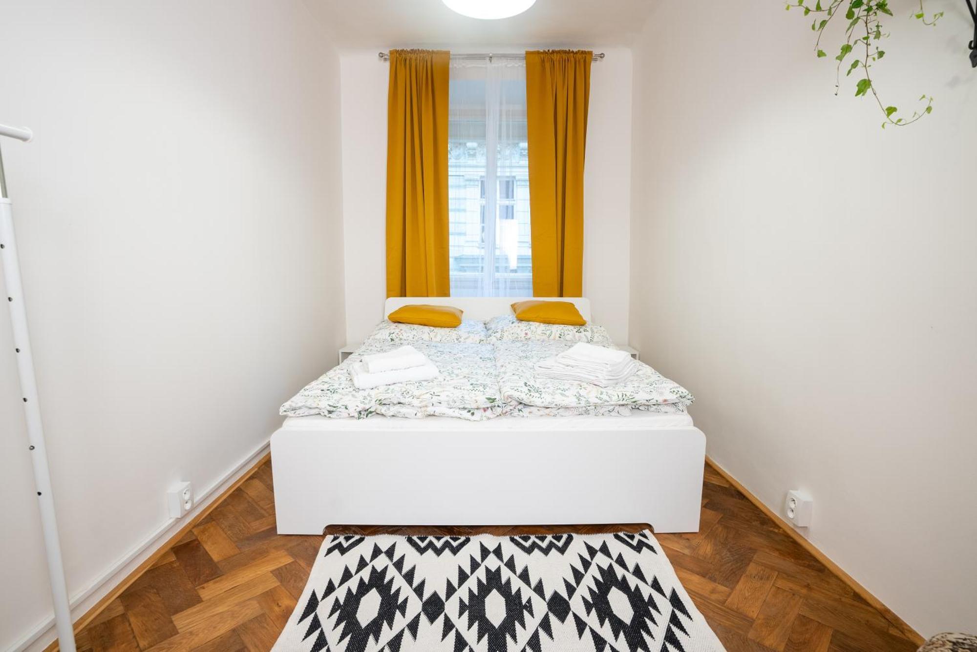 White Wolf House Hostel & Apartments Прага Екстер'єр фото