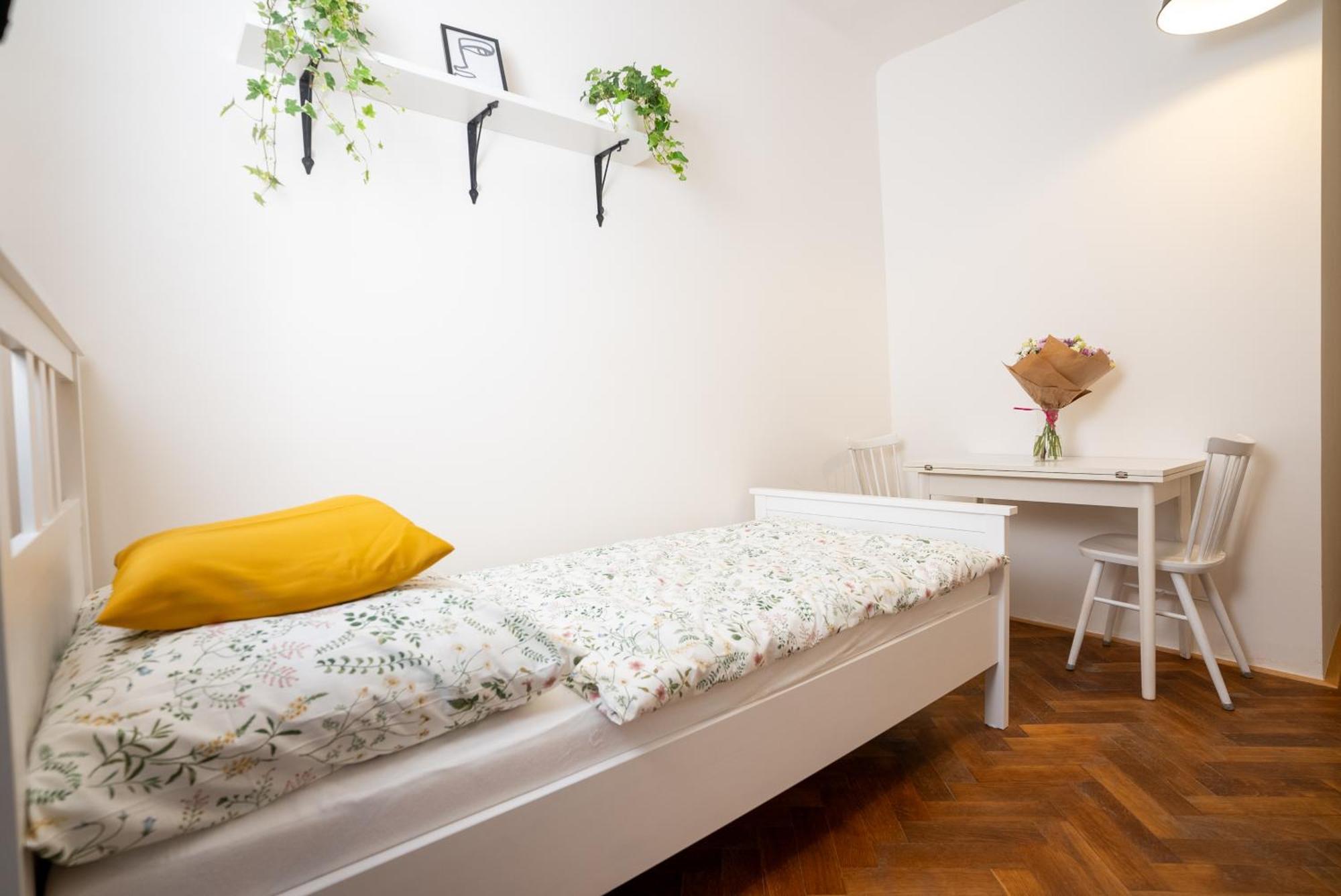 White Wolf House Hostel & Apartments Прага Екстер'єр фото