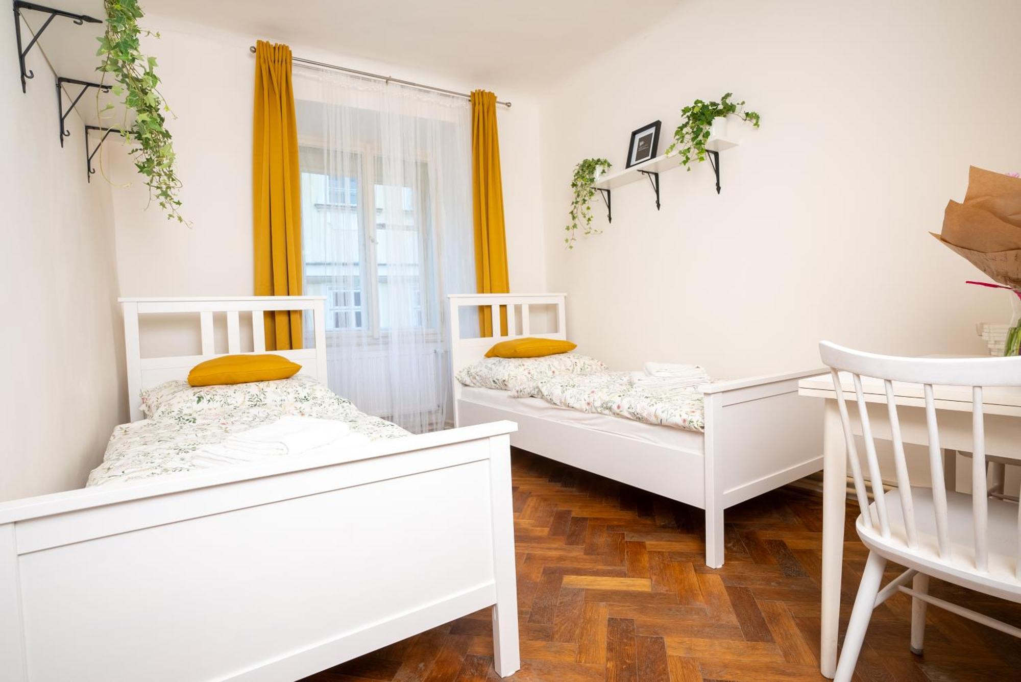 White Wolf House Hostel & Apartments Прага Екстер'єр фото