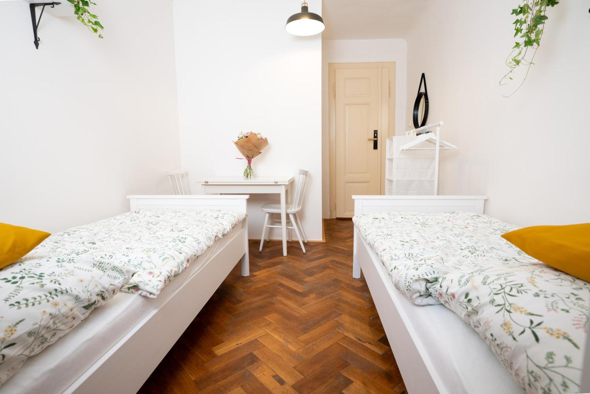 White Wolf House Hostel & Apartments Прага Екстер'єр фото