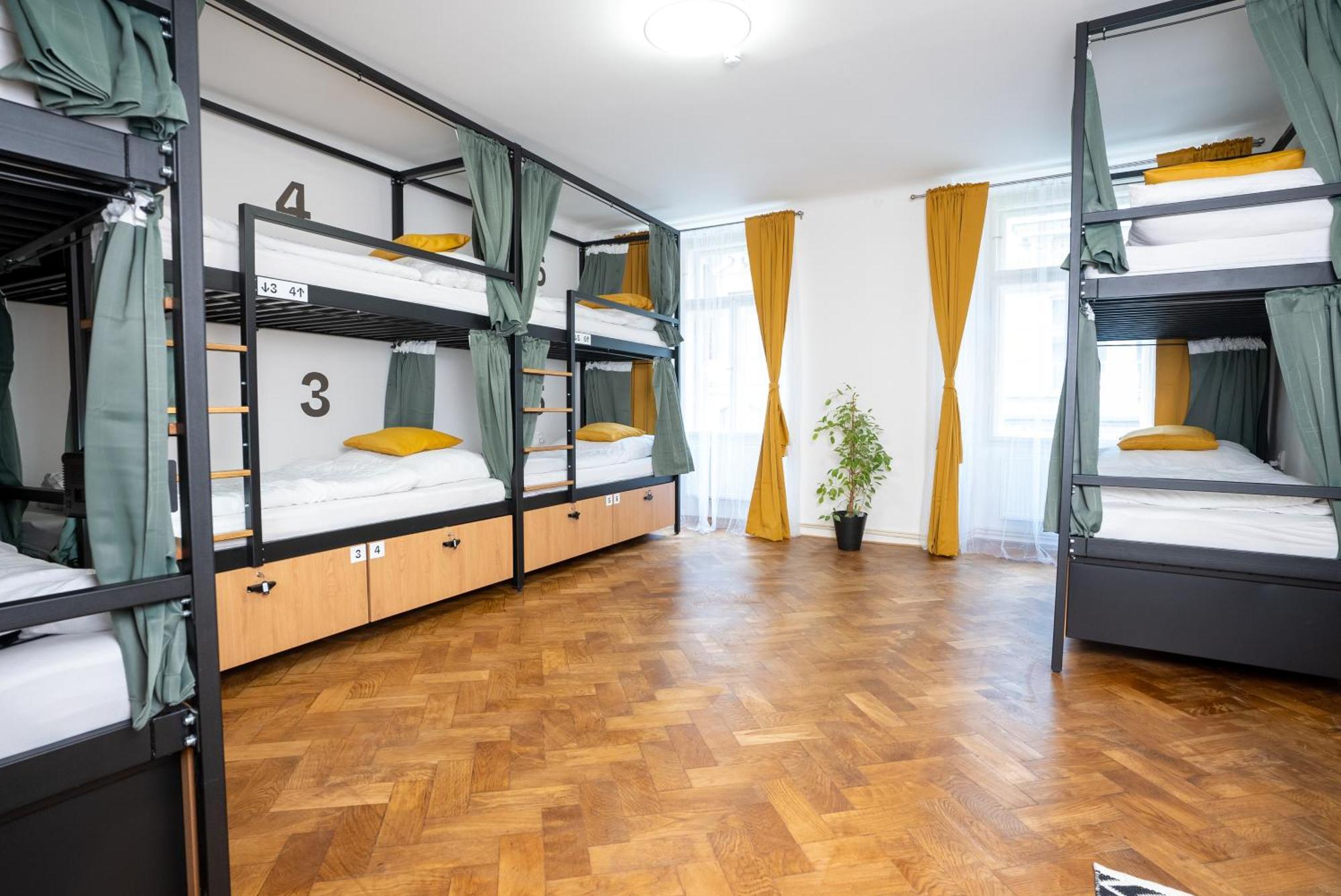 White Wolf House Hostel & Apartments Прага Екстер'єр фото
